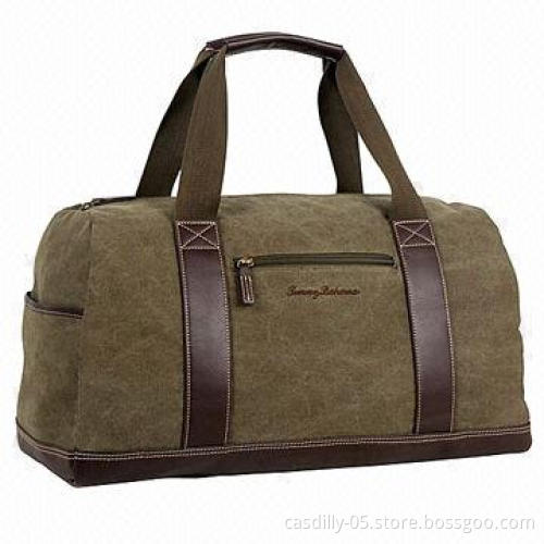 Traveling bag with fully lined interior